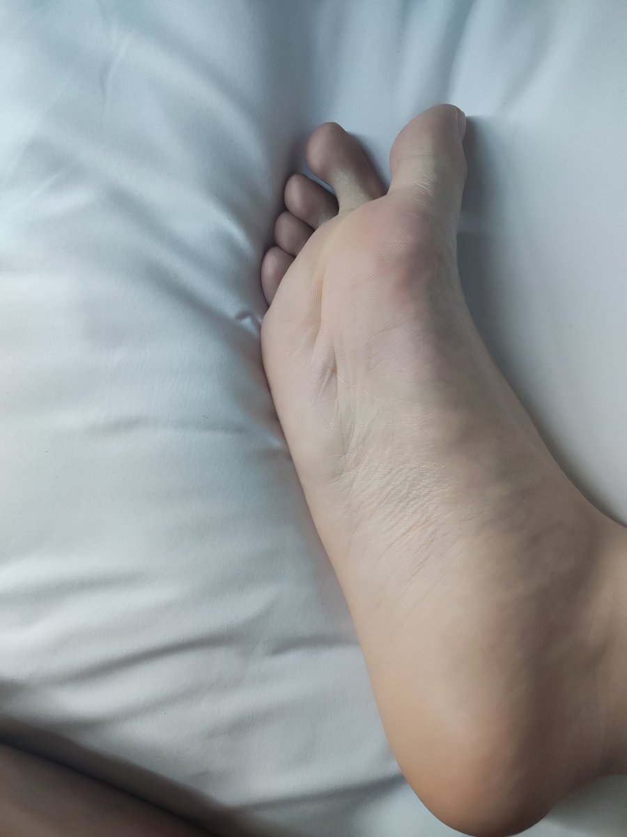 清晨刚睡醒的软乎乎脚丫w！
（话说我发视频为什么最多只能发两分钟啊——）