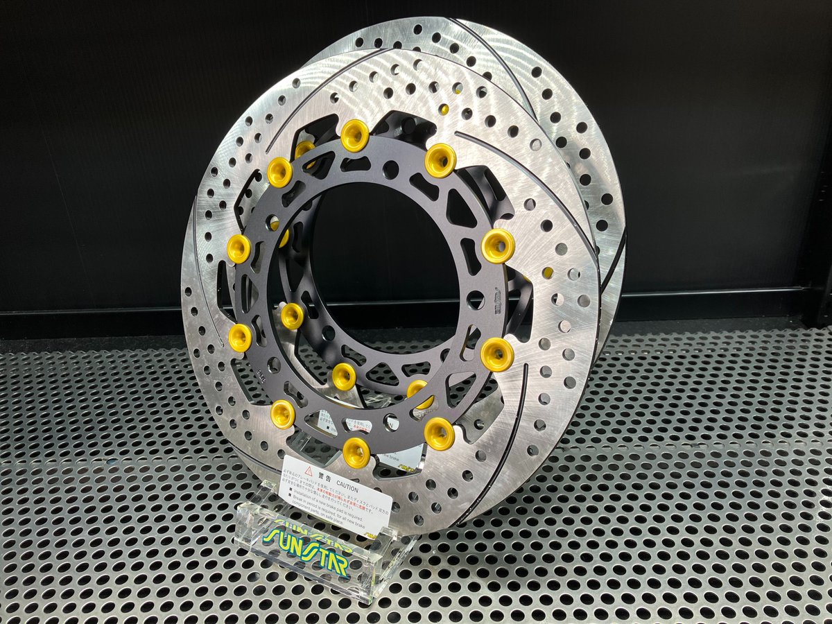 ricoland_kofu's tweet image. 本日も晴天で絶好のツーリング日和ですね😁

そんな中ピザ・・・ではなく
ブレーキディスクが入荷しました‼️
性能もドレスアップ目的にもオススメ😉

#ライコランド #SUNSTAR #サンスター #ブレーキディスク #ブレーキローター #Z900RS #カスタム