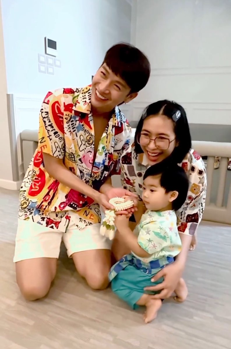 SuperstarnewsTH's tweet photo. น่ารักตะมุตะมิ !! เปิดภาพทายาทคนบันเทิงสุดคิ้วท์ ใส่ชุดไทย ประแป้งต้อนรับวันสงกรานต์ 
จาก Genesis Fertility Center (GFC) ผู้ที่มอบความสุขสร้างสีสันให้กับทุกครอบครัว

   น่ารักจนต้องกดไลค์ น่าหลงจนต้องกดเลิฟ !! ถึงเทศกาลสงกรานต์ หรือ ประเพณีปีใหม่ไทย ทุกคนก็แฮปปี้กันถ้วนหน้าผู้คนต่างออกมาท่องเที่ยวในช่วงวันหยุดยาว ออกมาเล่นน้ำประแป้ง สาดน้ำเย็นๆ ใส่กันให้ชุ่มฉ่ำใจ สมาชิกครอบครัวที่อยู่ต่างสารทิศก็ได้มากลับรวมตัวพร้อมหน้าพร้อมตารดน้ำดำหัวผู้ใหญ่ 

    ความสุขที่ได้รับเช่นนี้ คุณพ่อคุณแม่คนบันเทิงพร้อมกับหลายๆครอบครัวต่างได้เอ่ยถึงความรู้สึกที่มาจากใจเป็นเสียงเดียวกันว่ารู้สึกดีใจมากที่ได้ครอบครัวสมบูรณ์แบบมีลูกเป็นโซ่ทองคล้องใจเพราะ Genesis Fertility Center (GFC) ศูนย์รวมบริการทางการแพทย์ สำหรับผู้เตรียมพร้อมก่อนการมีบุตรตลอดจนรักษาภาวะมีบุตรยาก คือ ผู้สร้างสีสันทำให้ทุกช่วงเทศกาลอัดแน่นไปด้วยความสุข

     และงานนี้เทศกาลวันสงกรานต์ปีนี้ เหล่าคุณพ่อคุณแม่ไม่พลาดหาชุดไทยสวยหล่อแต่งตัวให้ลูกน้อย ถ่ายรูปน่ารักๆเก็บไว้เป็นที่ระลึกจะน่ารักตะมุตะมิขนาดไหนนั้นขอบอกเลยว่า น่ารักจนใจละลายกันเป็นแถว ๆ มาดูกันว่าลูกหล่าคุณพ่อคุณแม่คนบันเทิงคนไหน น่าร้ากกก…ซะจนน่าสาดน้ำ น่าเอ็นดู้…น่าเอ็นดูกันบ้างน๊า !!
     
     เริ่มจากกับความน่ารักที่เป็นจุดศูนย์รวมความรักของครอบครัวและเป็นสงการนต์ปีแรกของ น้องสเปซ เป๊ก-เปรมณัช กับภรรยาคนสวย นิว-นภัสสร แฮปปี้หัวใจมากๆเพราะปีนี้เรียกได้ว่าเป็นสงกรานต์ปีแรกของ น้องสเปซ ที่ คุณแม่นิว      ขอจัดเต็มสักหน่อยจัดชุดโจงกระเบนเพื่อให้เข้ากับเทศกาลช่างน่าเอ็นดูสร้างสีสันให้ครอบครัวคึกคักอบอุ่นมากมาย หลัง จากรอมานานกว่า 6 ปี และมาประสบความสำเร็จได้ด้วยการด้วยวิธีเด็กหลอดแก้วแบบ “อิ๊กซี่” หรือ ICSI (Intracytoplasmic Sperm Injection) กับที่ GFC

      มาส่องต่อกับลูกชายสุดหล่อของ น้องพีร์เจ ที่คุณพ่อพุฒ & คุณแม่จุ๋ย ที่ประสบความสำเร็จได้ด้วยวิธี “อิ๊กซี่” เหมือนเช่นกันจากที่ GFC และได้ "น้องพีร์เจ" ที่น่ารักสมใจ สดใสแข็งแรง สงกรานต์ปีนี้ น้องพีร์เจ มาในลุคโจงกระเบนสีสันสดใสกู้ดเก๋สุดๆไปเลยทีเดียว 

      ส่วน น้องอบเชย ลูกสาวสุดที่รักของคุณพ่อโย่ง อาร์แชร์ และคุณแม่ก้อย วลัยลักษณ์ หรือ ก้อย Saturday Seiko  ที่ประสบความสำเร็จได้ด้วยการด้วยวิธีเด็กหลอดแก้วแบบ “อิ๊กซี่” หรือ ICSI (Intracytoplasmic Sperm Injection) กับที่ GFC ขอพามาส่องแฟชั่นชุดวันสงกรานต์ของ น้องอบเชย นับว่าคิ้วท์สุดๆแม้ไม่ได้แต่งชุดไทยห่มสไบ แต่ขอแจกเป็นรอยยิ้มสดใสทำให้ดูน่ารักตะมุตะมิเห็นแล้วให้รู้สึกแฮปปี้ พร้อมคำอวยพรขอให้ทุกคนเดินทางกลับบ้านโดยปลอดภัย

       สำหรับแม่ๆที่อยากมีลูกสามารถเข้ามาปรึกษาวางแผนการมีบุตรกันได้แล้วนะคะ พร้อมโปรโมชั่นบัตรเครดิต 0% ผ่อนนานสูงสุด 10 เดือน สามารถสอบถามเงื่อนไข และบัตรเครดิตของธนาคารที่เข้าร่วมรายการ หรือปรึกษาเราได้ที่ 02-108-6413-14 หรือ 0974845335 หรือ ทางเฟสบุ๊ค https://t.co/NdPKtJCx0J  และ Line OA : @gfcclinic