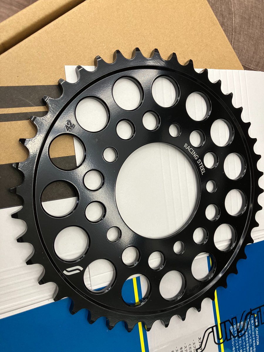 ricoland_kofu's tweet image. ピザと一緒にリアスプロケットも入荷しました‼️

超耐久スチールのカッコイイ
ブラック仕様です✨✨
今回は社外ホイール用のものですが、
Z900RS純正ホイール用も取り寄せ中です‼️
乞うご期待☝️

#ライコランド #SUNSTAR #サンスター #スプロケット #リアスプロケット #Z900RS #ブラック #スチール