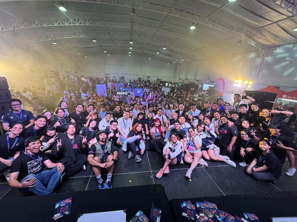 WOOOOOOOO WHAT A DAY! 🛸

We don’t know where to start. Let’s start by saying, THANK YOU to everyone who joined our small yet really fun convention. THANK YOU to our sponsors, media partners, co-presenters, silver booths, table booths, guests, and artists who believed in our