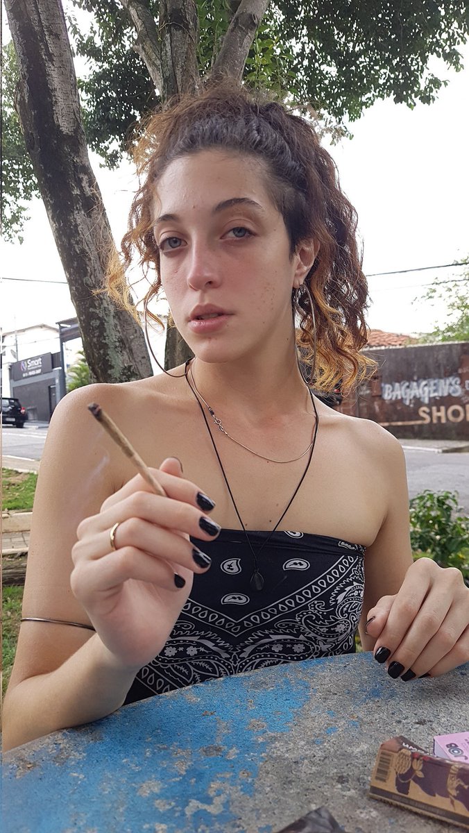 thesomora's tweet photo. É só um postzinho de apreciação à minha camaradinha, amigos, casal de bi comunista é o melhor tipo de casal que tem e o resto que se foda. Eu amo essa mulher. https://t.co/VKtTmIhUTO