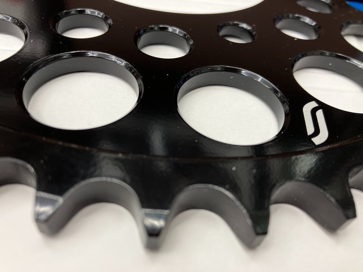 ricoland_kofu's tweet image. ピザと一緒にリアスプロケットも入荷しました‼️

超耐久スチールのカッコイイ
ブラック仕様です✨✨
今回は社外ホイール用のものですが、
Z900RS純正ホイール用も取り寄せ中です‼️
乞うご期待☝️

#ライコランド #SUNSTAR #サンスター #スプロケット #リアスプロケット #Z900RS #ブラック #スチール