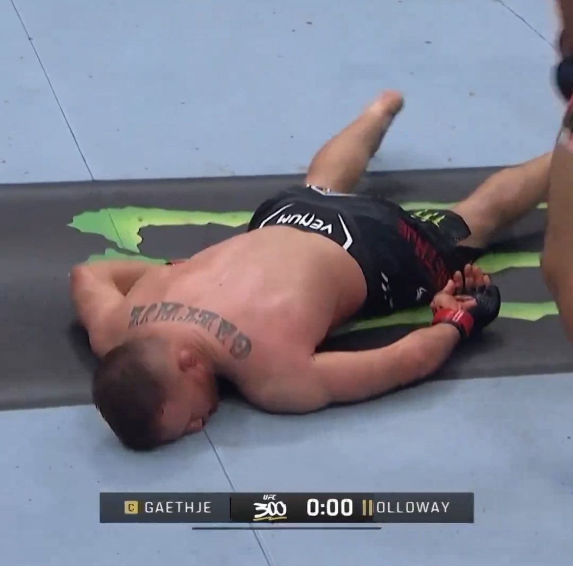 Max Holloway pointed to the center of the cage and left him like this, that is a top 10 all time KO i don’t even care what anyone says #UFC300