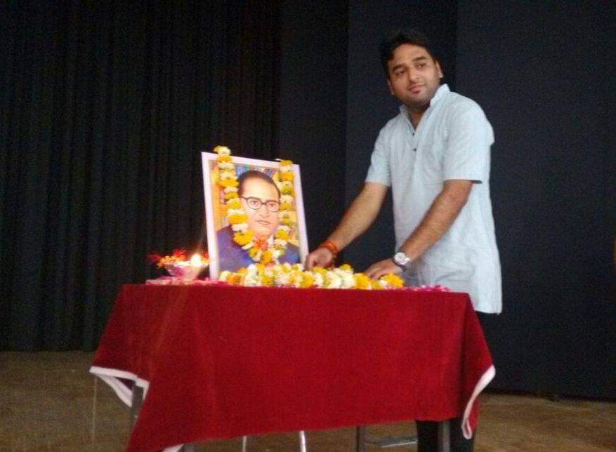 rkarloopia's tweet photo. भारतीय संविधान के निर्माता बाबासाहेब डॉ. भीमराव अम्बेडकर जी को उनकी जन्म-जयंती पर विनम्र श्रद्धांजलि। https://t.co/UxXRaXiAm5