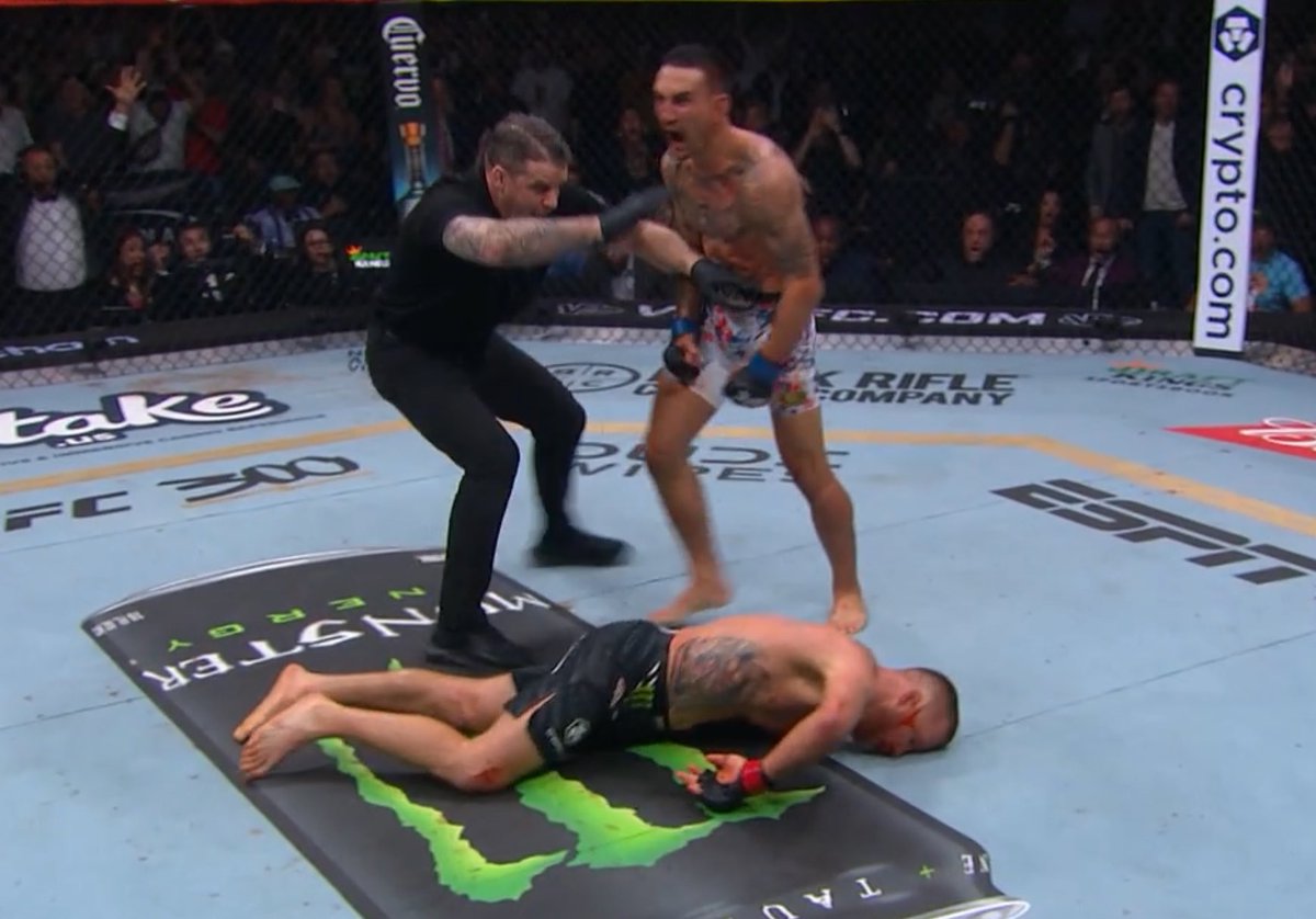 Max Holloway KOs Justin Gaethje COLD in an insane final exchange to become BMF champion. #UFC300 #Holloway #Gaethje #KO #TenchuSports #TenchuMMA #MMA #UFC #BMF