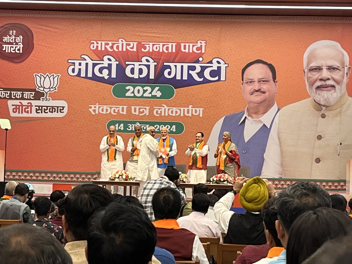 PM ⁦@narendramodi⁩ presents ⁦@BJP4India⁩ manifesto to beneficiaries of government schemes: a street food vendor from Delhi, a farmer from Haryana ⁦@thetribunechd⁩ ⁦@PMOIndia⁩