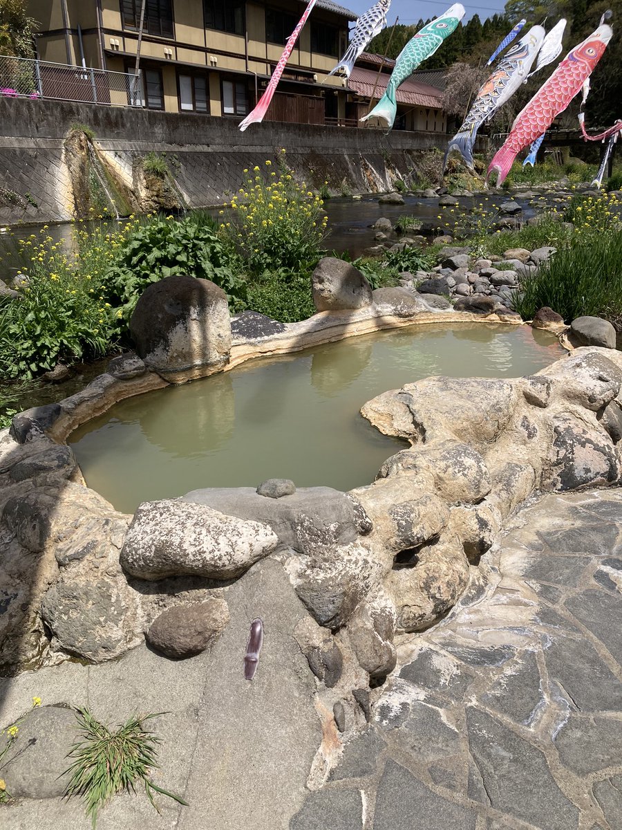 umigawa1011's tweet photo. 一年前の西日本周遊旅行　続き
長湯温泉

阿蘇山を満喫した後、その後どうするか地図を眺めた際に長湯温泉まで行けない距離でないことが発覚し向かうことに！

長湯温泉は個人的に特にお気に入りの温泉地です！

カニの形をしたガニ湯やすっぽん供養塔などを眺めつつ、ラムネ温泉館で疲労回復しました https://t.co/foON8Q7Hqo
