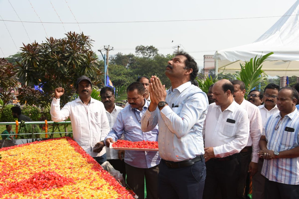 Bharat Ratna, Dr B.R. Ambedkar 133rd #Birth Anniversary was grandly observed in VPA this Morning. VPA HoD's garlanded the statue and offered their Tributes to the Legend. VPA Officers, Staff and General Public have participated In the program. @shipmin_india #AmbedkarJayanti2024