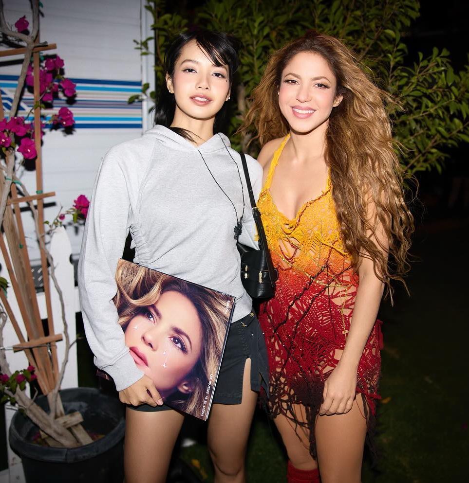 Damn!! Shakira with Lalisa in one frame at #Coachella2024 🤍🤍😩