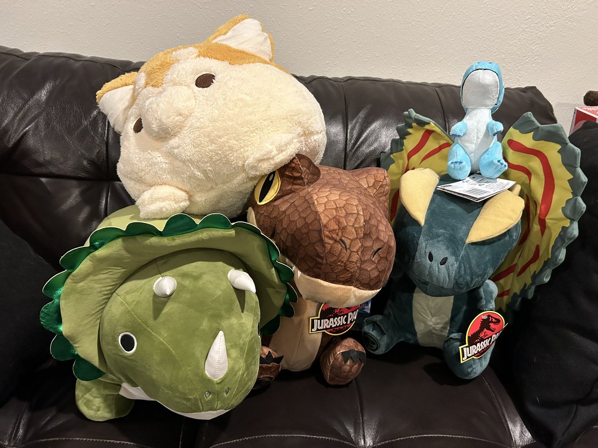 you guys @ZoomkinsBL went ham on the claw machine games at Round 1 tonight 😍 SO MANY DINOSAURS 🖤🖤