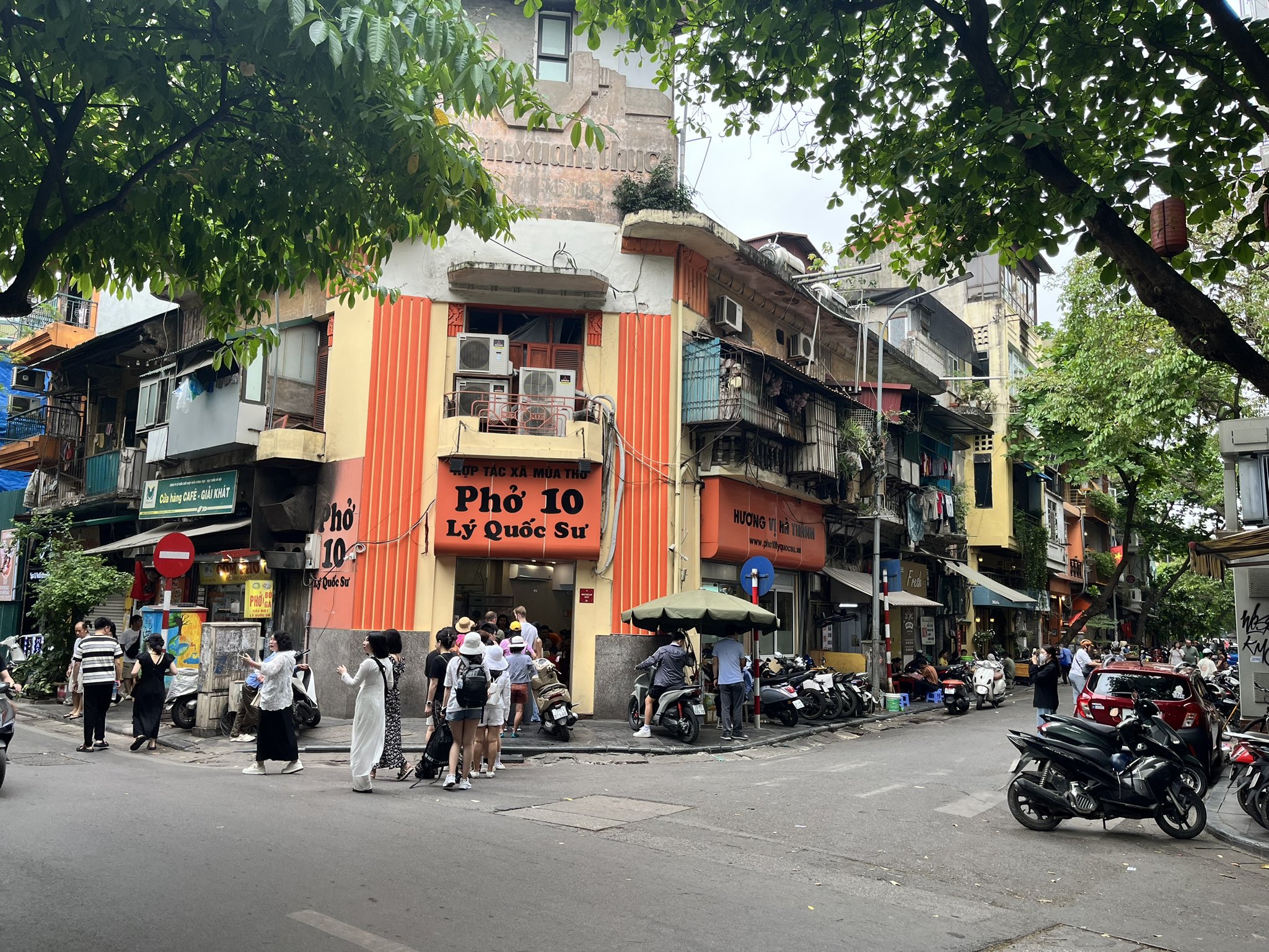 𝒮𝓁𝑜𝓌, 𝐿𝒶𝑜 🌈 on X: "Phở 10 Lý Quốc Sư, a MICHELIN Bib Gourmand pho  restaurant in Hanoi https://t.co/WxXJEJZ3XA" / X