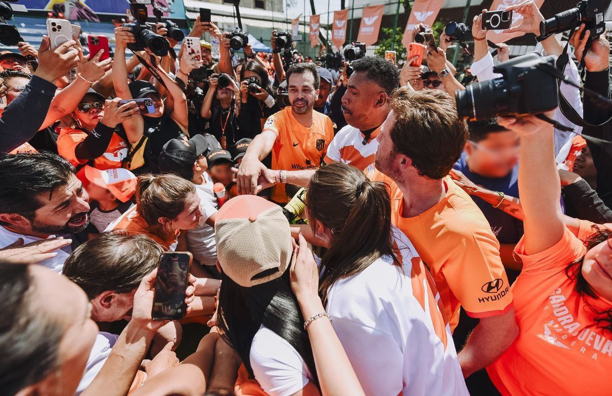 AlvarezMaynez's tweet photo. Hoy jugamos en el Maracaná. Tepito es ley.  El partido se puso bueno, y la remontada ya empezó.  #PresidenteMáynez 😁 https://t.co/dR3UhXNH1X