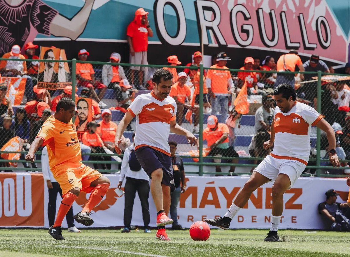 AlvarezMaynez's tweet photo. Hoy jugamos en el Maracaná. Tepito es ley.  El partido se puso bueno, y la remontada ya empezó.  #PresidenteMáynez 😁 https://t.co/dR3UhXNH1X