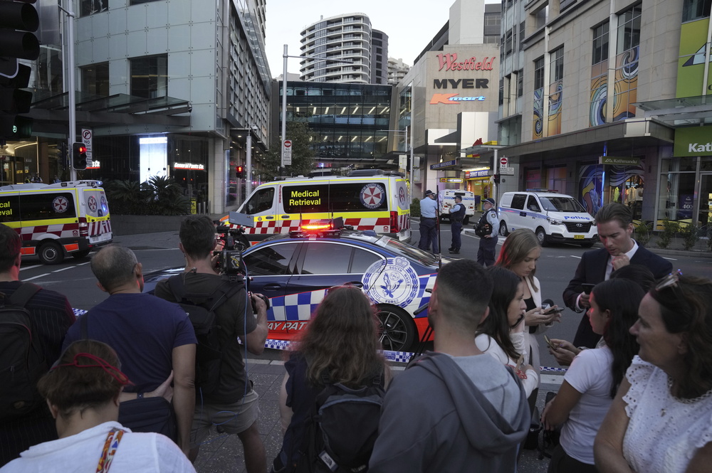 npr.org/2024/04/13/124… 'Man stabs 6 people to death in Sydney shopping center before fatally shot by police' #sydney #australia #sydneyaustralia #SydneyMallAttack