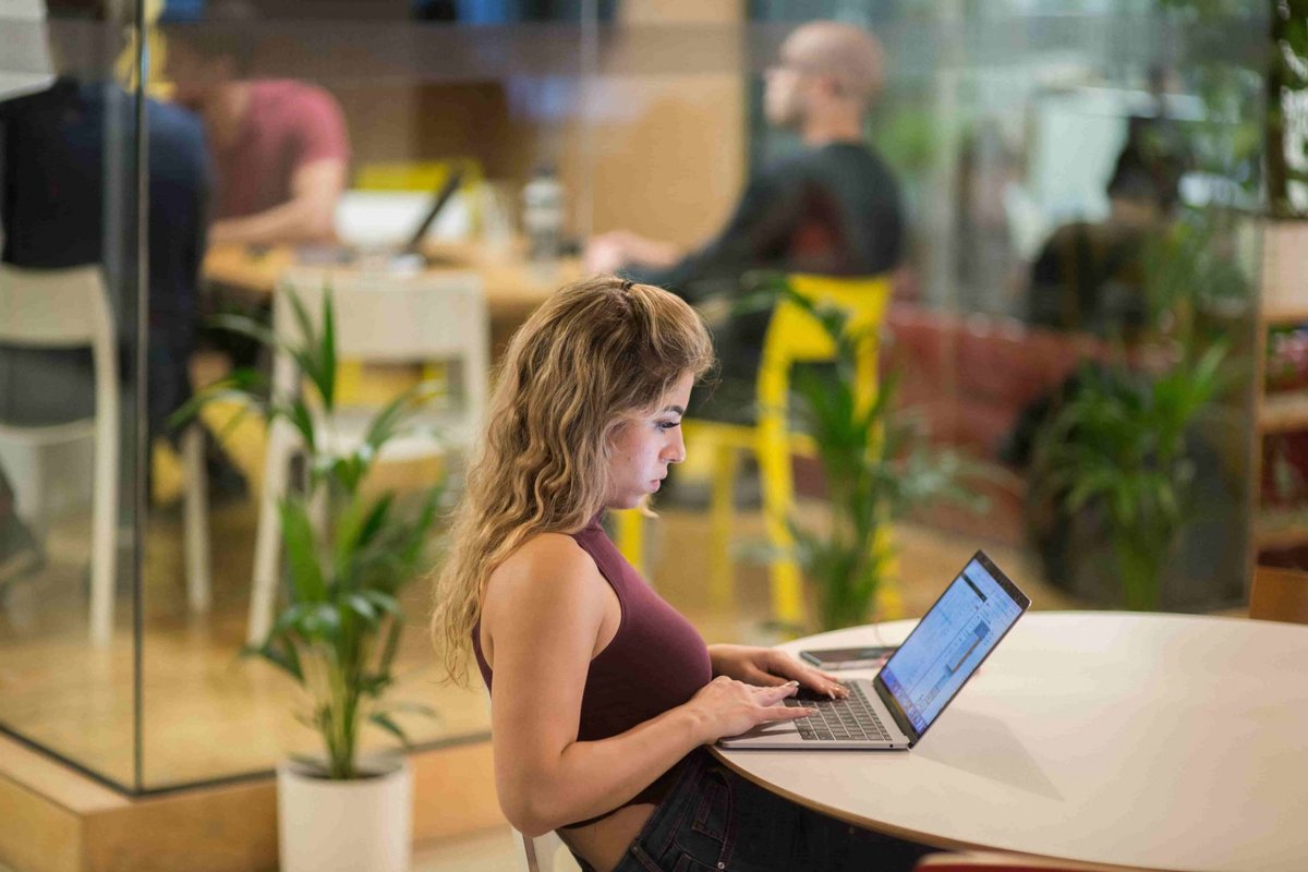 Level up your next meeting in central London! This MeetingRoomz space has it all: projector, screen, coffee & more! 

☕️ Link: meetingroomz.com/place-details/… #meetingroom #london #centrallondon #businessmeeting #coworking #meetingroomz