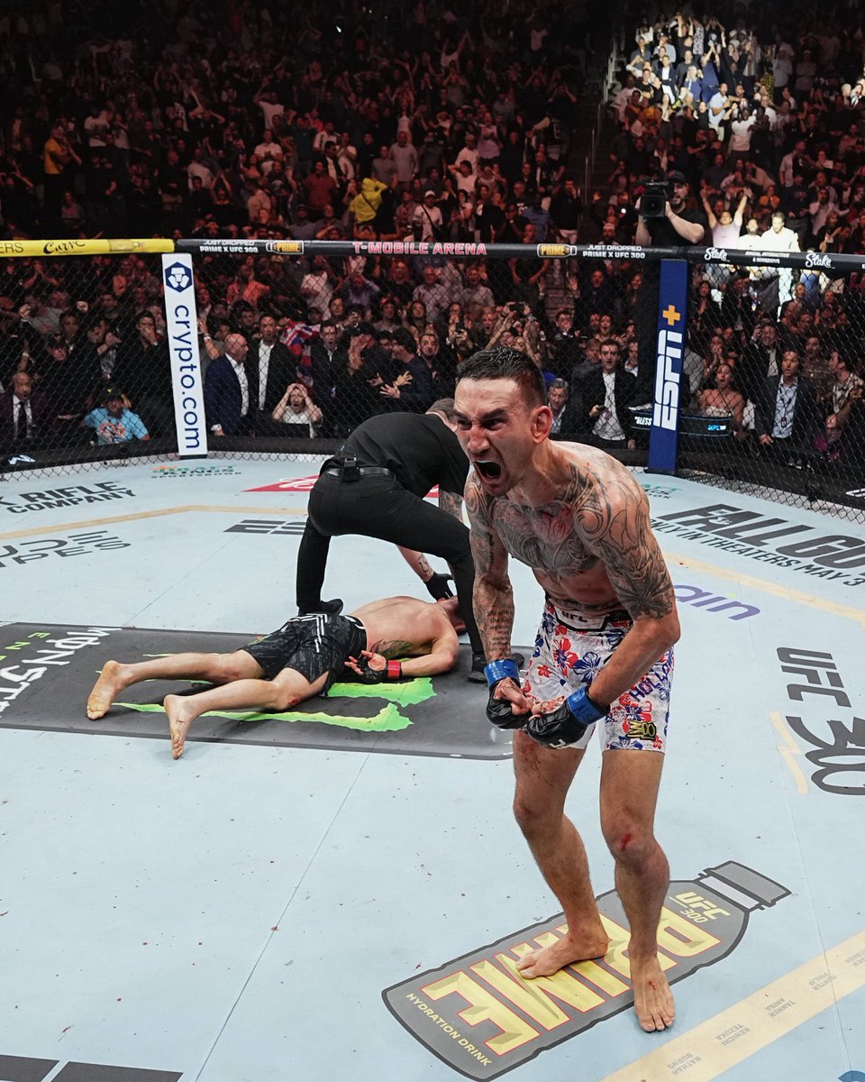 THIS PHOTO OF MAX HOLLOWAY MOMENTS AFTER KNOCKING OUT JUSTIN GAETHJE IN THE FINAL SECOND 🥶 📸: Jeff Bottari