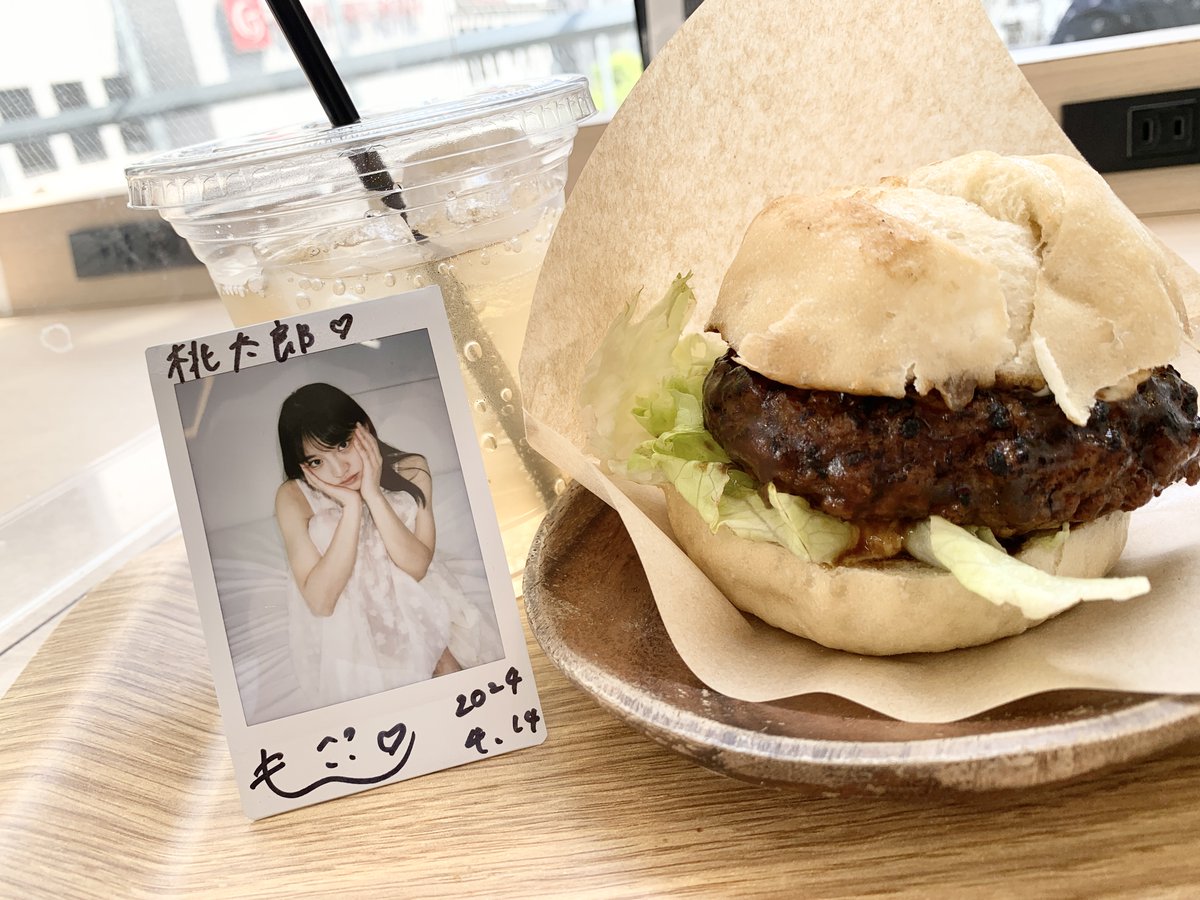 美少女とハンバーガー。

#モッチェキ #高橋桃子
@momoko_3190