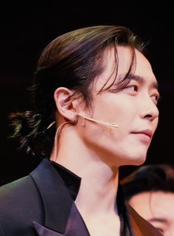 Cr.Da_haera The pics from yesterday's show. He looks so regal 🤩 in these photos. That cute 🥺 loose bun and tendrils on his face 😙. #kimjaewook #kimjaeuck #jaeuck #kimjaeuck #jaewook #jaeuck #jaewookkim #jaeuckkim #キムジェウク #DeathsGame #coffeeprince #김재욱 #pagwa