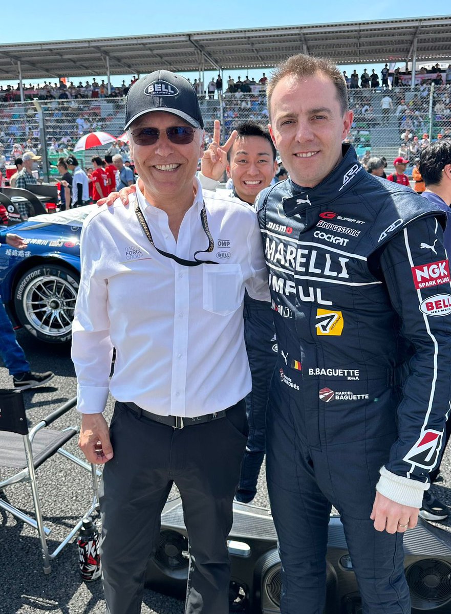 From the grid! 📸 It’s really nice to have Stephan Cohen, the CEO of @BellRacingHQ with us on this first race. #BellRacingHQ #Photobombed