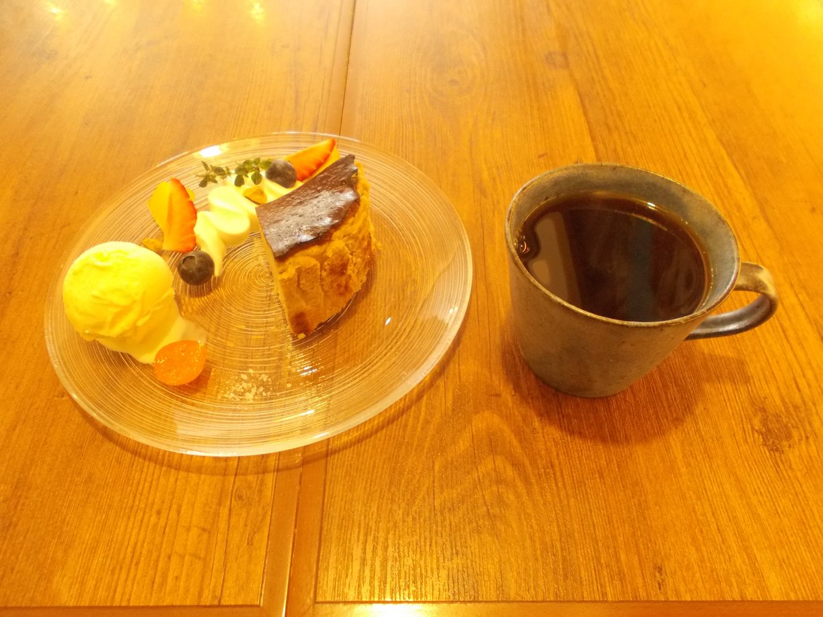 CarinaYoshigo's tweet photo. 狛江南口『The Backyard Cafe』閉店後の跡地に6月ごろ #KbaseRoasteryLab が新店舗をオープンすることになりました。 プレ企画として今日だけ #Fchee 、#喫茶らんぷしぇいど との共同カフェやってます。 16時まで（15:00L.O.）。近所の方はドリンク一杯でもどうぞ https://t.co/ciHJGoSgUZ
