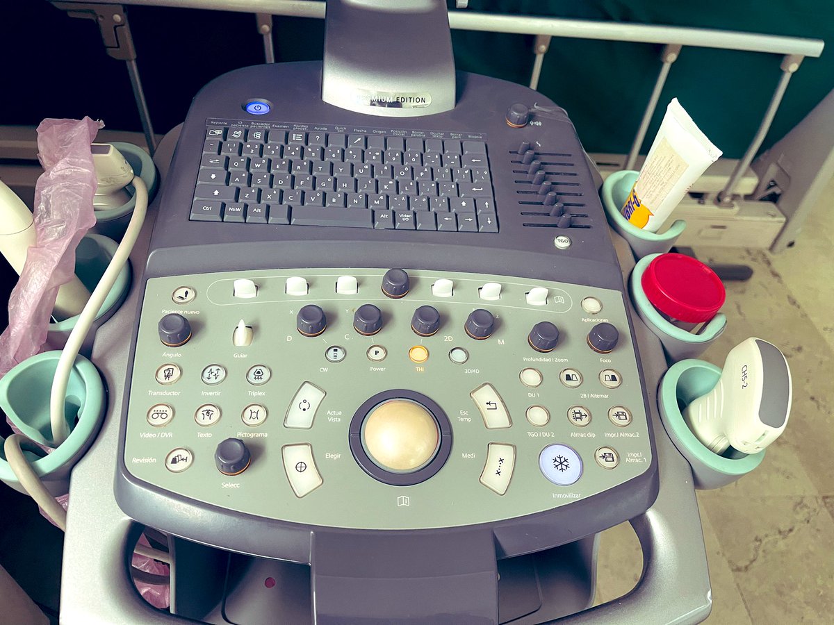 EmergPOCUS's tweet photo. ⌨️ #Knobología básica del Ultrasonido 🎚️

- Ganancia (#Gain): Aumenta o disminuye el valor blanco de la imagen. ⬆️⬇️
- Profundidad (#Depth): Cambia la profundidad de la imagen, con marcas de 1 cm al lado de la pantalla del monitor. 📏🔢
- #iScan: Optimiza automáticamente la ganancia y profundidad (el nombre puede variar entre sistemas). 🔄👨‍💻
- Congelar (#Freeze): Detiene (congela) la imagen del ultrasonido. ❄️🛑
- #Caliper: Se usa para medir distancias. 📐📏
- Imagen fija (Still image): A menudo etiquetado como guardar, almacena una foto fija de la imagen. 🖼️💾
- #Clips: Almacena un video, que puede ser ajustado a 5 latidos 🫀 o entre 3-5 segundos. 🎥⏱️
- #Zoom: Acercamiento en un área específica de la imagen, se puede hacer en vivo o en una imagen fija. 🎯
- Desplazamiento (Cine #scroll): Cuando la máquina está en pausa, reproduce los últimos 5 segundos, ideal para revisar estructuras específicas lentamente para mediciones. 🎞️🐌

🫡 Esto es solo lo básico; hay más botones por aprender, pero para empezar, estos son los botones esenciales 🌟. Cada máquina puede ser diferente; algunos botones vienen en español 🇪🇸, inglés 🇬🇧, ¡o incluso en ruso, lo juro! 🇷🇺✋. Además, algunas ya incluyen pantalla táctil 🖥️👆. Pero en general, esto debería ser un buen punto de partida 🚀. ¡Espero les sea de ayuda, saludos mis panas! 🙌🤗