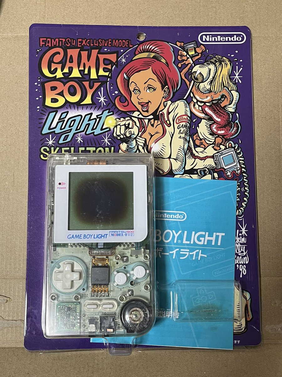 yokkin029's tweet photo. 懐かしいアイテム発掘😳
ゲームボーイライトの発売した日と言うことなので…
#ゲームボーイライト
#GAMEBOYLIGHT 

ファミ通500号記念の限定モデル(5000台限定)
スケルトンMODEL-F02(1998年07月発売)
当時、秋葉原でイベントがあり、並んで購入した思い出があります。

ポケモン映画化記念の限定モデル(5000台限定)
ピカチュウイエロー(1998年07月発売)
ポケモンセンターで買ったはず…覚えていない💦

残念なことにどちらも未使用なのですが、経年劣化でビネガーシンドロームが発生😨

と言う思い出話でした♪
大事に保管しとこ…🤭