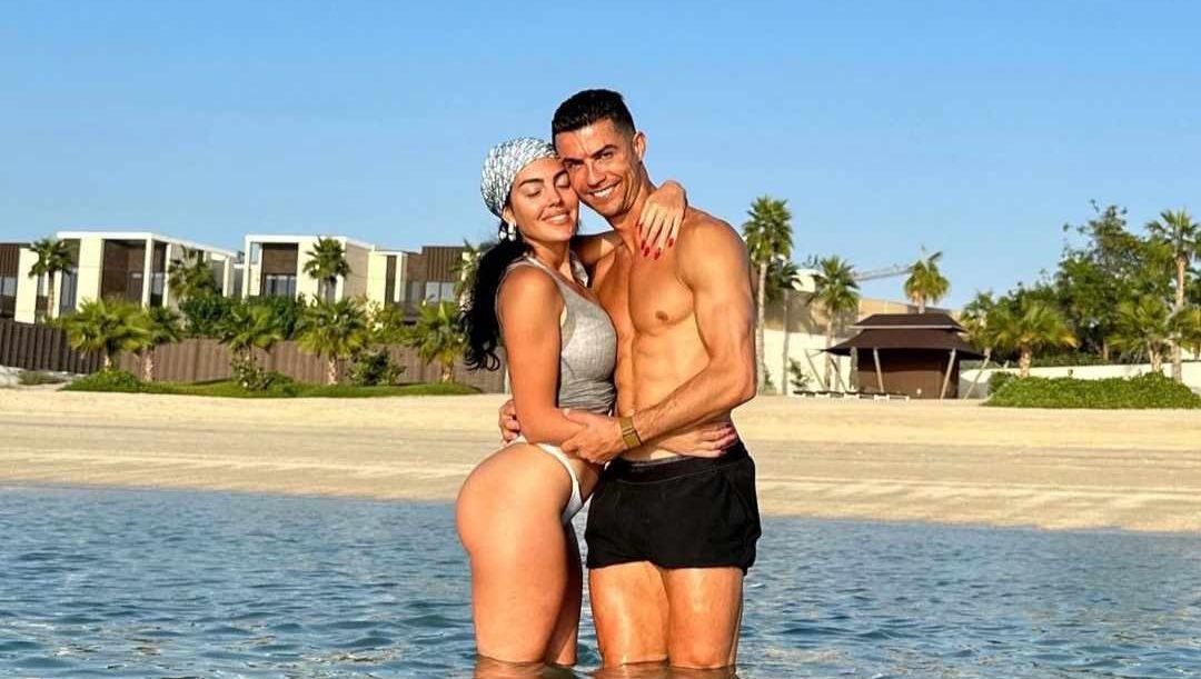 #GeorginaRodríguez y #CristianoRonaldo hicieron un romántico viaje a Abu Dabi 👩‍❤️‍💋‍👨🌊 (📸 @georginagio) 👉acortar.link/fbxoDm #Celebrities