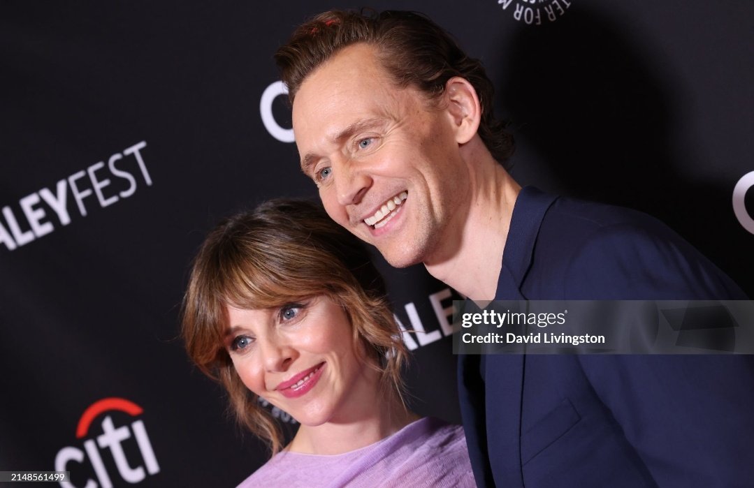 TomHidFansLATAM's tweet photo. ¡Estos dos son una bomba estando juntos!
Más de Tom junto a Sophia la noche de hoy en la alfombra roja de el Ppaley Fest en Los Angeles.
📸 : David Livingston.
#tomhiddleston #sophiadimartino #PpaleyFest #Loki #LokiSeries #LokiWednesdays #godofmischief #LokiSeason2 https://t.co/VwkH3d8WpU