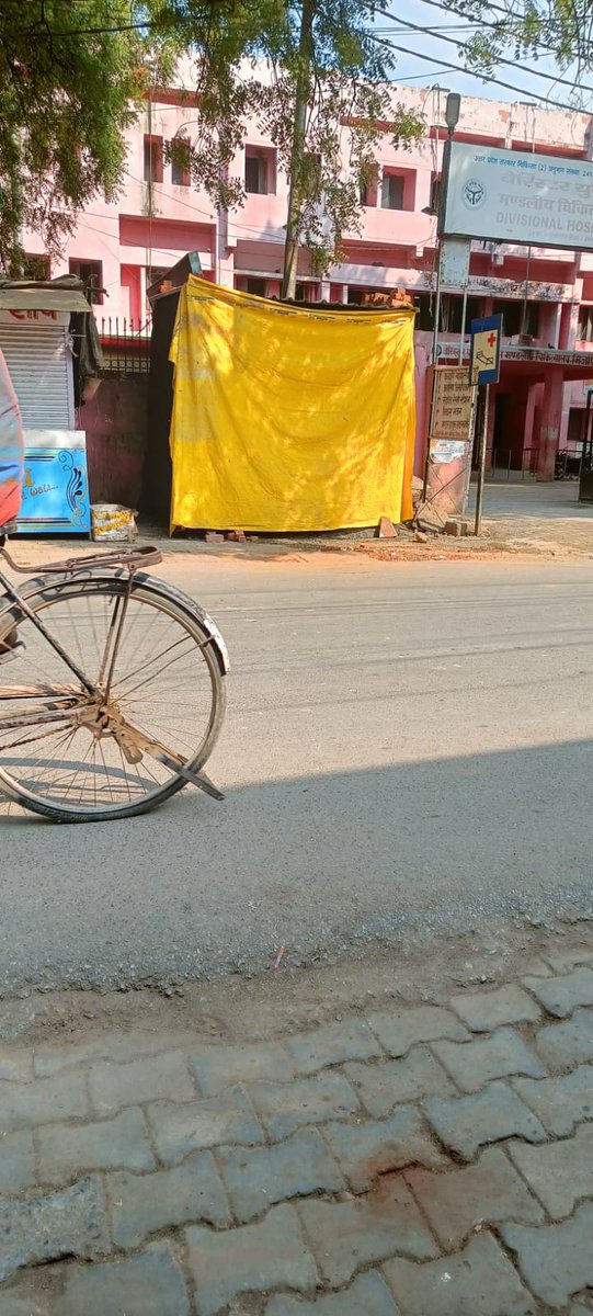devpanti's tweet photo. शहर कोतवाली के अस्पताल पुलिस चौकी के शह पर रातों रात पुलिस चौकी के बगल पटरी पर  अवैध निर्माण हो गया। आखिर किस मेडिकल माफिया के लिए पुलिस ने यह छूट दी की वह रातों रात निर्माण करा लें। @DM_MIRZAPUR @mirzapurpolice @digmirzapur @mogiadityanath @dgpup @brajeshpathakup https://t.co/i31goJ9hqY