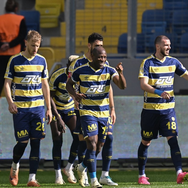 Süper Lig'in 32. haftasında MKE Ankaragücü, Gaziantep FK'yı 3-1 mağlup etti. ⚽️ 7' Jevtović ⚽️ 31' Efkan Bekiroğlu ⚽️ 65' Sowe ⚽️ 68' Efkan Bekiroğlu