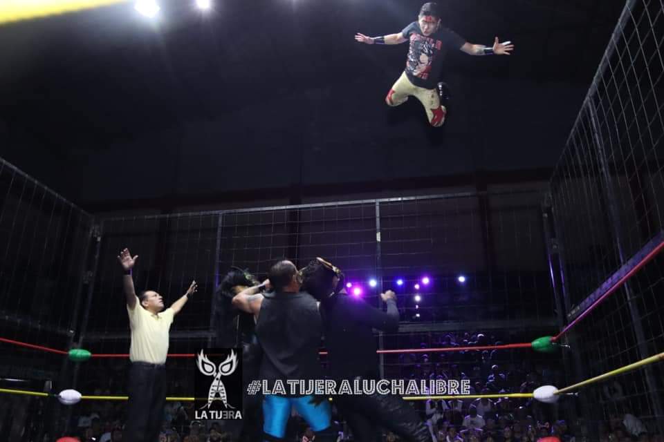 LaTijeraLucha's tweet image. En el cuadrangular por la #CopaEstrellasConsagradasNeza, en un vibrante duelo en el #TemploDeLaMagiaLuchistica sale como absoluto ganador #ToritoNegroJr al doblegar a #LobitoI, quien sale maltrecho en camilla por un duro suplex desde el esquinero...