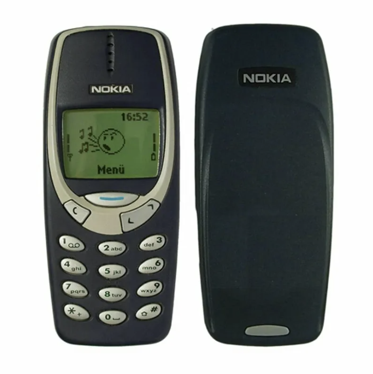 WebMeraklisi's tweet photo. Pazar muhabbeti: Akıllı telefona geçmeden önce kullandığım telefonlar

Lisedeyken babam yeni telefon alınca 3310 telefonunu bana vermişti. Tenefüslerde yılan oynayabilmenin tadını bilen bilir.

Yine lisede, bana alınan ilk yeni telefonum 7610 idi. Hafıza kartı takılabiliyordu. MP3 doldurup bol bol müzik dinlerdim.

Üniversitede (yine baba parasıyla 🙈) Sony Ericsson k770i'ye geçiş yaptım, çok güzel fotoğraf çekerdi. Kaydırmalı kamera kapağını açınca direkt kamera uygulaması açılırdı.

En son aldığım klavyeli telefonu ucuz olduğu için aldığımı hatırlıyorum zira okulda öğrenci asistan olarak 300 TL maaşla çalışıyordum 😂 Resimdeki modelin benim kullandığım model olduğuna bile emin değilim, ona benzer başka bir model de olabilir.

Bunlardan sonra çalışmaya başlayınca Galaxy S3 ile ilk defa akıllı telefona geçiş yaptım ve bir daha hiçbir şey eskisi gibi olmadı.

Siz de kullandığınız telefonları paylaşın da biraz nostalji yapalım 🥲