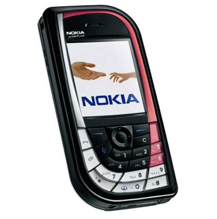 WebMeraklisi's tweet photo. Pazar muhabbeti: Akıllı telefona geçmeden önce kullandığım telefonlar

Lisedeyken babam yeni telefon alınca 3310 telefonunu bana vermişti. Tenefüslerde yılan oynayabilmenin tadını bilen bilir.

Yine lisede, bana alınan ilk yeni telefonum 7610 idi. Hafıza kartı takılabiliyordu. MP3 doldurup bol bol müzik dinlerdim.

Üniversitede (yine baba parasıyla 🙈) Sony Ericsson k770i'ye geçiş yaptım, çok güzel fotoğraf çekerdi. Kaydırmalı kamera kapağını açınca direkt kamera uygulaması açılırdı.

En son aldığım klavyeli telefonu ucuz olduğu için aldığımı hatırlıyorum zira okulda öğrenci asistan olarak 300 TL maaşla çalışıyordum 😂 Resimdeki modelin benim kullandığım model olduğuna bile emin değilim, ona benzer başka bir model de olabilir.

Bunlardan sonra çalışmaya başlayınca Galaxy S3 ile ilk defa akıllı telefona geçiş yaptım ve bir daha hiçbir şey eskisi gibi olmadı.

Siz de kullandığınız telefonları paylaşın da biraz nostalji yapalım 🥲