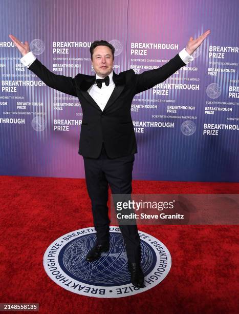 10th Annual Breakthrough Prize Elon Musk arrives at the 10th Annual Breakthrough Prize Ceremony. 

The tuxedo suits him very well.
I hope he had a good evening.
 (Photo by Steve Granitz/FilmMagic)
