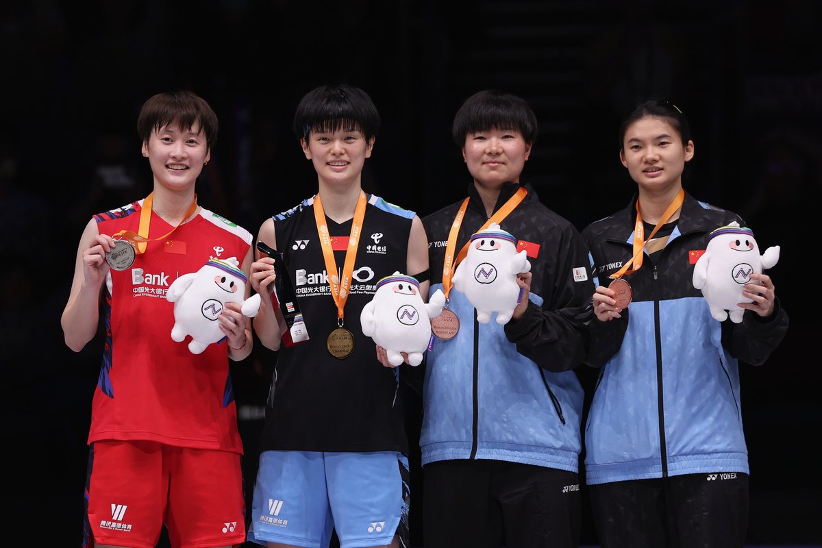 CGTNSportsScene's tweet photo. 🎉🇨🇳2022 champion and 8th seed Wang Zhiyi defeated 2nd-seeded Chinese compatriot Chen Yufei 21-19, 21-7 to win her 2nd #BadmintonAsiaChampionships women's singles title in Ningbo

🏅Gold: Wang Zhiyi
🥈Silver: Chen Yufei
🥉Bronze: He Bingjiao, Han Yue

#BAC2024 #badminton https://t.co/fyAHKsstLJ