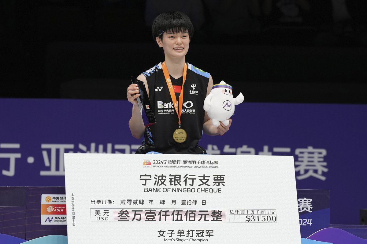 CGTNSportsScene's tweet photo. 🎉🇨🇳2022 champion and 8th seed Wang Zhiyi defeated 2nd-seeded Chinese compatriot Chen Yufei 21-19, 21-7 to win her 2nd #BadmintonAsiaChampionships women's singles title in Ningbo

🏅Gold: Wang Zhiyi
🥈Silver: Chen Yufei
🥉Bronze: He Bingjiao, Han Yue

#BAC2024 #badminton https://t.co/fyAHKsstLJ