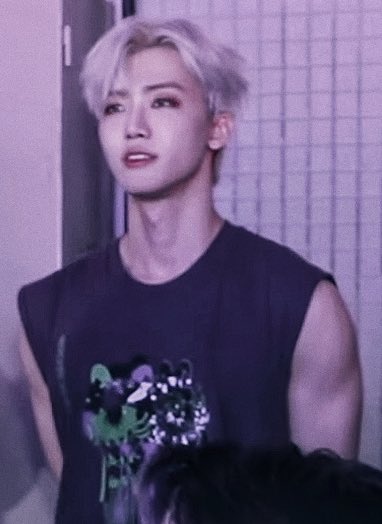 ยืนกับเธอ                                                  ยืนคนเดียว