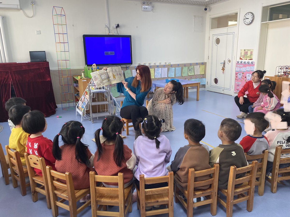 @DrRachaelLevy1 shared her research findings with Chinese parents to support parent-child shared reading. We also shared-read picture books with young children in kindergartens in Beijing and Shenzhen. @YZHU91 @UCL_Global @IOE_London @UCLResearch