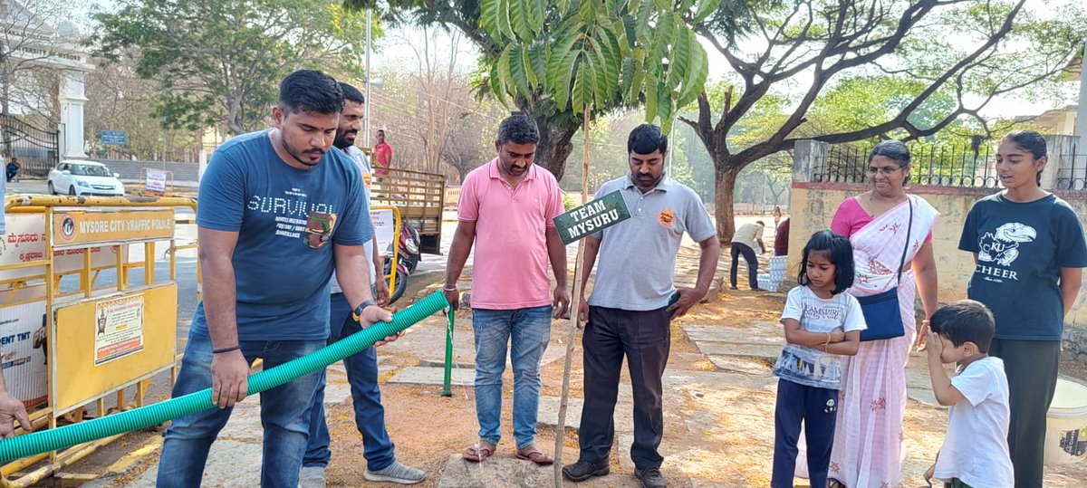TeamMysuru's tweet photo. ಇಂದು ಟ್ಯಾಂಕಿನ ಮುಖಾಂತರ ನೀರು ಹಾಕಿ ಒಟ್ಟು 197ಗಿಡಗಳನ್ನು ಸಂರಕ್ಷಿಸುವ ಕಾರ್ಯ ಆರಂಭಿಸಿದ್ದೇವೆ...
ಪರಿಸರ ಪ್ರೇಮಿಗಳು ಒಂದು ಟ್ಯಾಂಕರ್ ನೀರು ಕೊಡಿಸುವ ಮೂಲಕ ಈ ಸಾಮಾಜಿಕ ಕಾರ್ಯಕ್ಕೆ ಕೈಜೋಡಿಸಬಹುದು...
#teammysuru
#greenmysuru
#saveplants
@mepratap @yaduveerwadiyar @GTDevegowda @TSSrivatsa @NimmaNagendra https://t.co/nUiUaR6Nox
