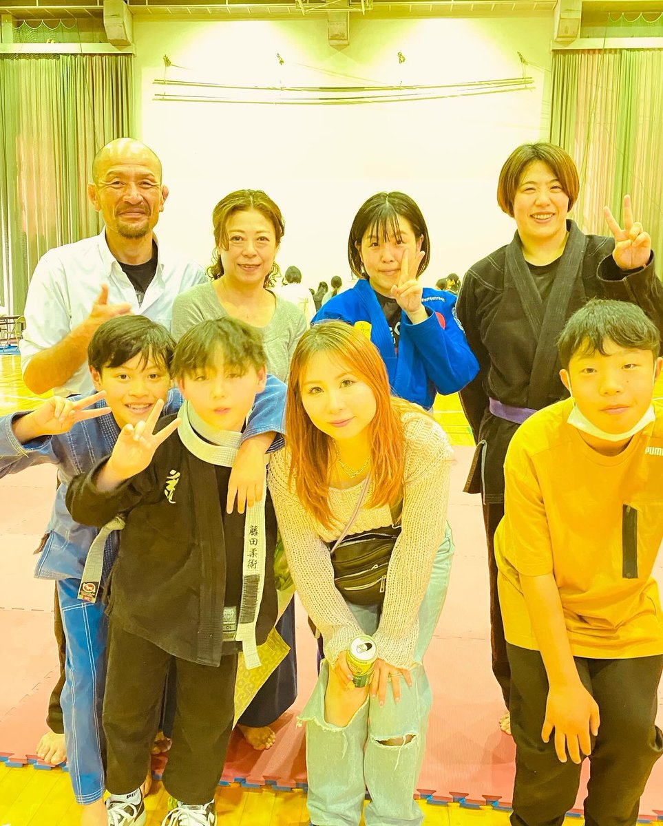 fujitajiujitsu's tweet photo. インターナショナルスクールのフェスティバルに行って来ました👍
インターナショナルスクールのハルキちゃん＆ミウちゃん＆アリアちゃん＆トウゴくん＆デュランくん＆リアムくん＆ヒナタくんスンジュンくん＆カイチョウくん
藤田柔術のひよりくん＆なるくん＆奥ちゃん＆のどかさん＆応援団
ありがとう https://t.co/GmtkuYdUM8