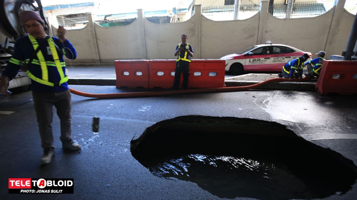 Pinayuhan ng Metropolitan Manila Development Authority (MMDA) ang mga motorista na iwasan ang Sales Road Villamor Gate 3 East Bound sa Pasay City ngayong Linggo, Abril 14, 2024 matapos matagpuan ang sinkhole sa gitna ng kalsada. Ilang workers naman ang sinimulan na ang pag-drain…