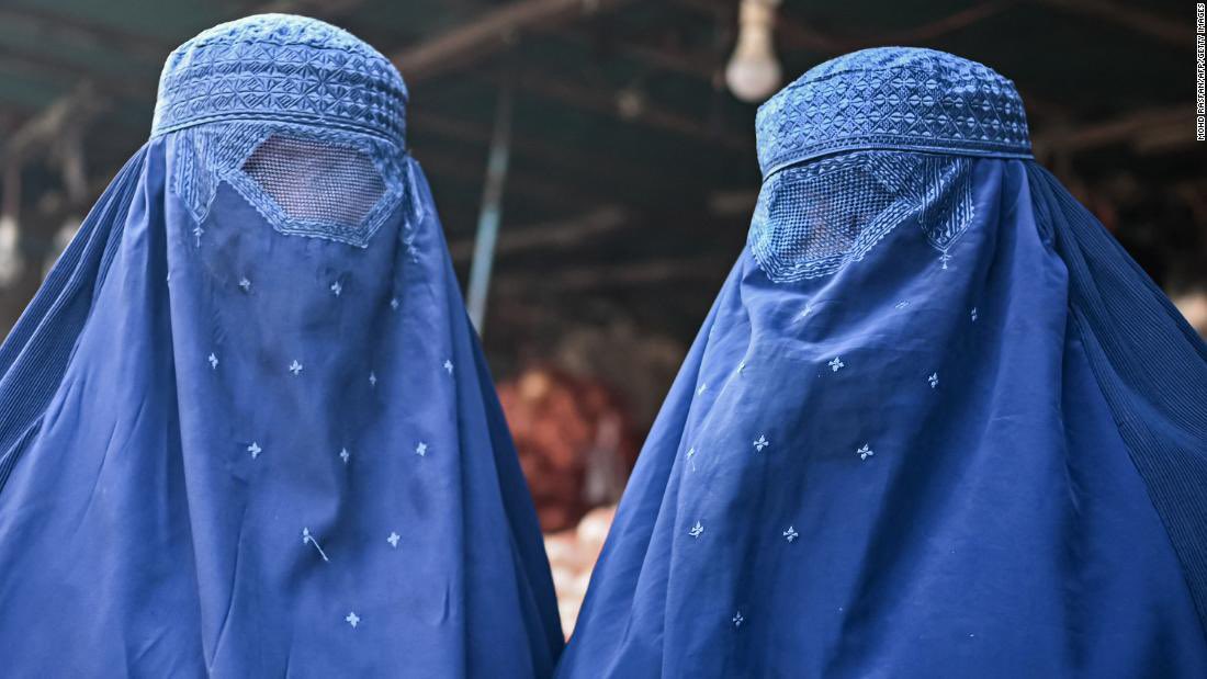 materialistboy7's tweet photo. ←1975年のアフガニスタンの女性

　　2021年のアフガニスタンの女性→ https://t.co/VOTmlPYME7