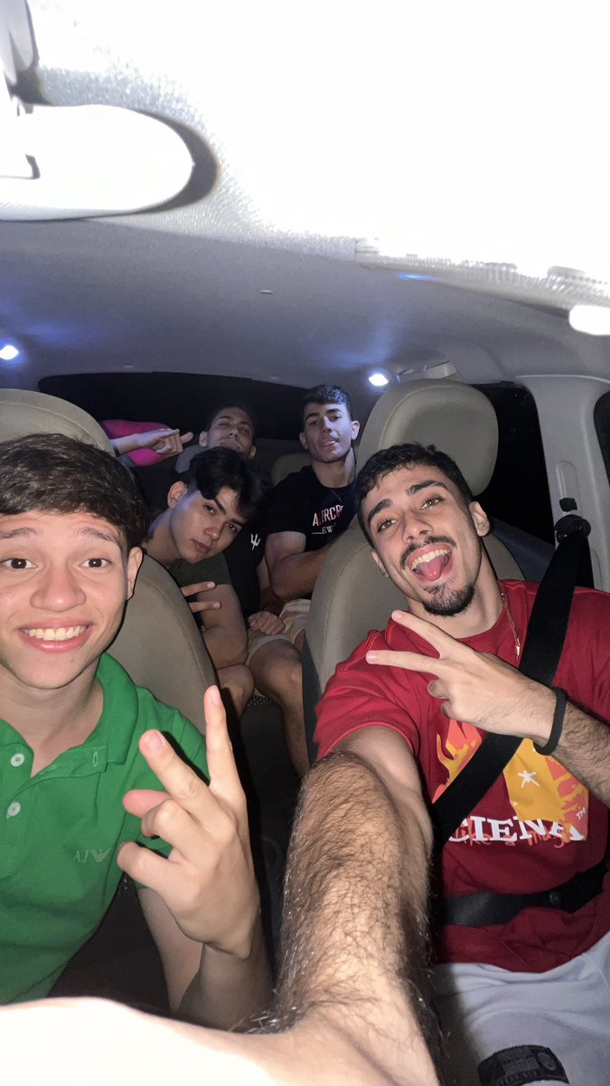 thdanyel7's tweet photo. literalmente o caos perfeito
“ninguém vai sair desse carro”. https://t.co/DCe0LIYhdM