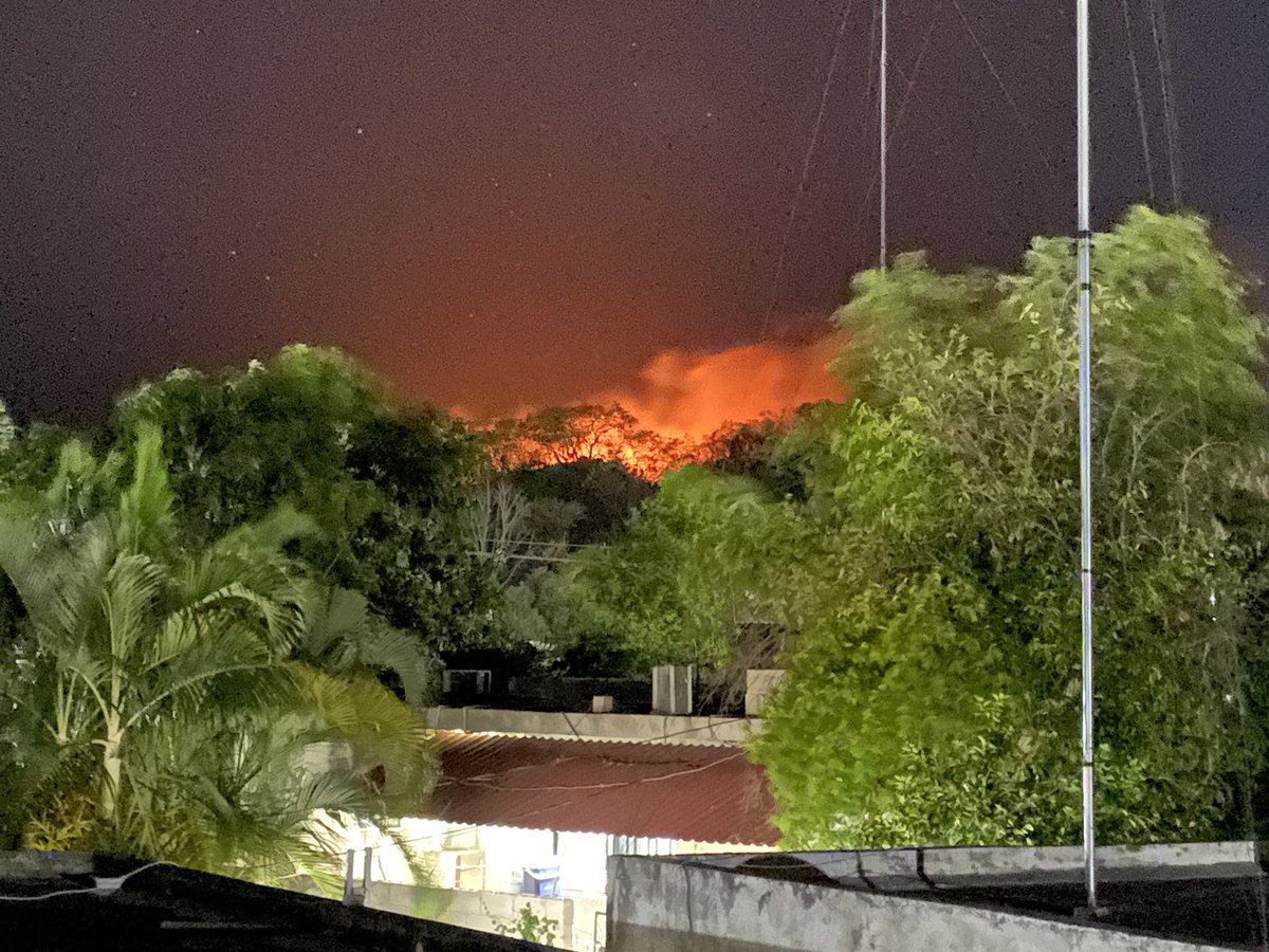 HECTOR_MTZ_HDZ's tweet photo. @CONAFUR. incendio forestal en Hecelchakán, Camp., en este momento https://t.co/qMBgMMhLWH