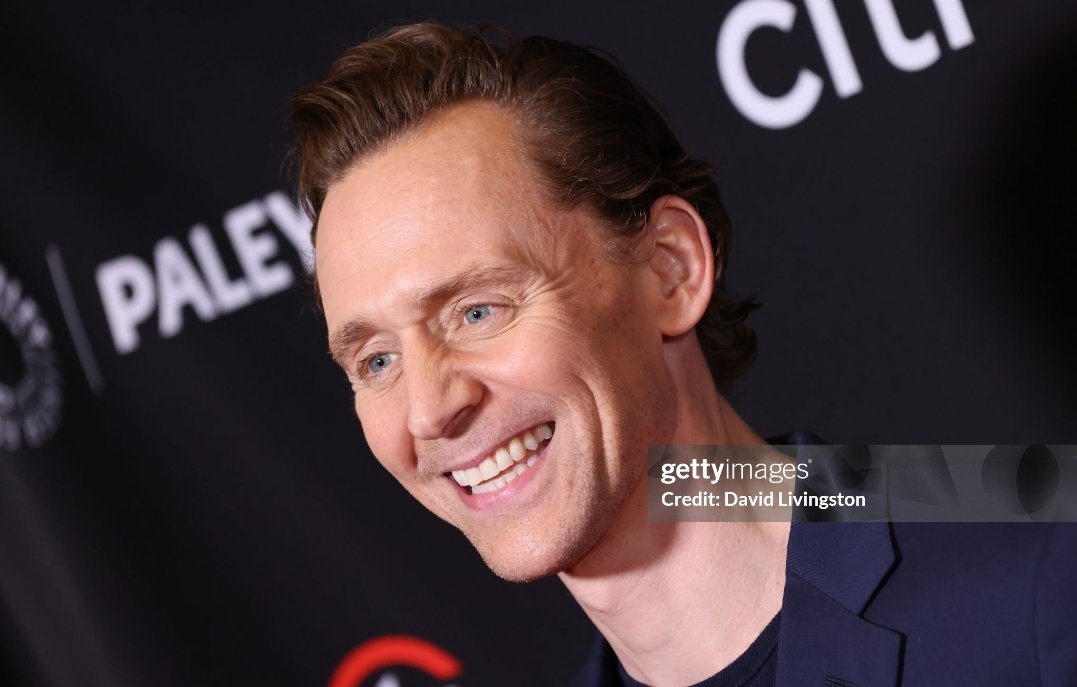 TomHidFansLATAM's tweet photo. Tom luciendo tan increíble en la alfombra roja del #PpaleyFest la noche de hoy en Los Angeles.
📸 : David Livingston.
#tomhiddleston #hiddleston #hiddles #Loki #hiddlestoners #hiddlestoners #hiddlesfans #hiddleslove https://t.co/QrsyxuOt5f
