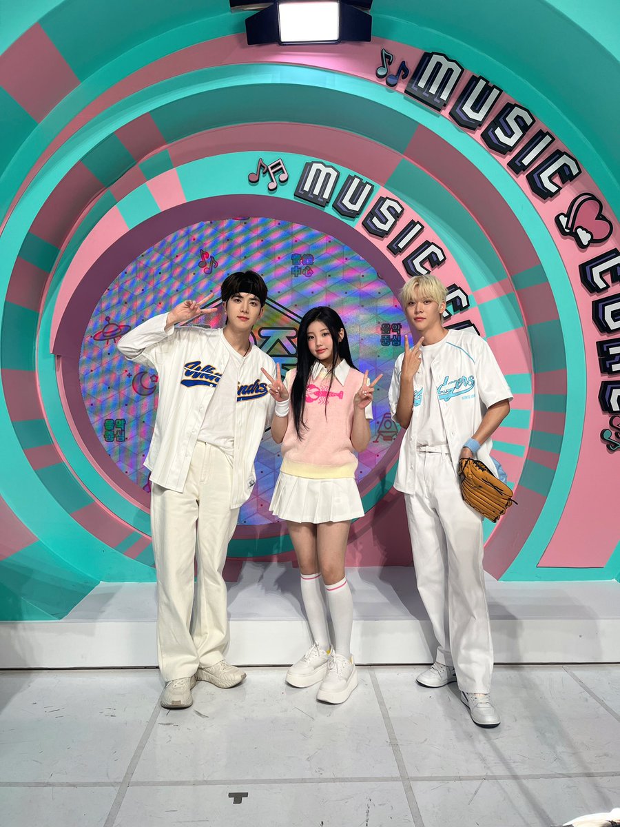 MBCMusicCore's tweet photo. 불가능은 없다고 예고한 대로 
(っ'-')╮=͟͟͞͞♡
팬심에 돌직구와 강스매시 날리고 간
돌자님👑ྀི과 원희 공주🐣ྀི
함께해 주셔서 다시 한번 감사합니다〰️ 
또 놀러 오세요♡
 
#THEBOYZ #더보이즈 #영훈
@IST_THEBOYZ
#RIIZE #라이즈 #은석 @riize_official
#ILLIT #아일릿 #원희 @ILLIT_official https://t.co/7g44iQ3Q4Q