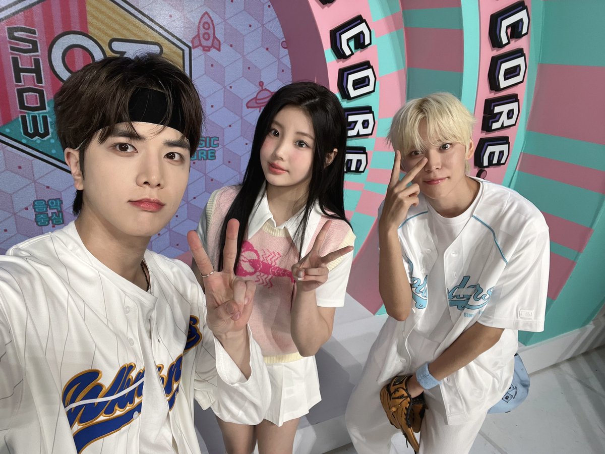 MBCMusicCore's tweet photo. 불가능은 없다고 예고한 대로 
(っ'-')╮=͟͟͞͞♡
팬심에 돌직구와 강스매시 날리고 간
돌자님👑ྀི과 원희 공주🐣ྀི
함께해 주셔서 다시 한번 감사합니다〰️ 
또 놀러 오세요♡
 
#THEBOYZ #더보이즈 #영훈
@IST_THEBOYZ
#RIIZE #라이즈 #은석 @riize_official
#ILLIT #아일릿 #원희 @ILLIT_official https://t.co/7g44iQ3Q4Q