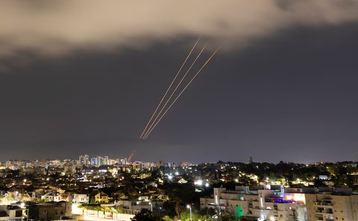WorldNewsHubWNH's tweet photo. #IranAttackIsrael with 200 drones &amp; missiles

#UNSecurityCouncil will meet on Sun

#Biden will convene G7 to coordinate diplomatic response 

#Iranian mission to UN said #Iran now deemed matter concluded

#EU, #UN, #Britain, #Canada &amp; others condemn attack on #Israel
#IranAttack https://t.co/SkOvJMBGbx
