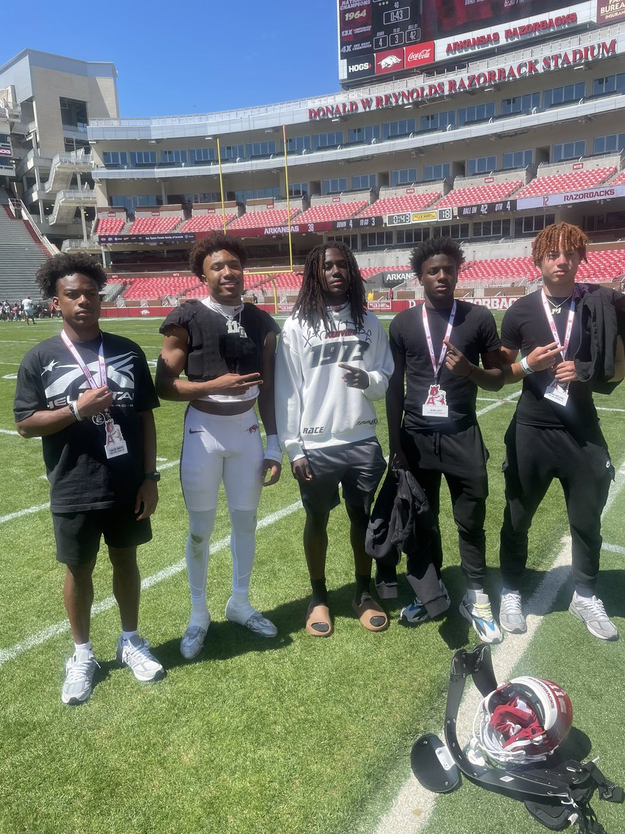 Some serious 2026 talent in this picture with Jaylon Braxton at the University of Arkansas Spring game 👀 Caleb, Donovan, Jaylen & Blake